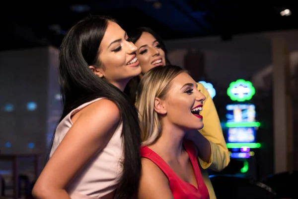 Les Jeunes Femmes Nuit Machine Automat Dans Casino Célébrer — Photo