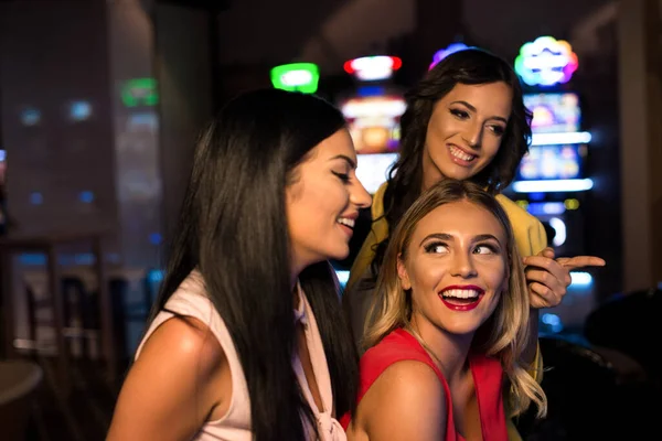 Beautiful Well Dressed Girls Playing Automat Machine Casino Celebrate — Stock Photo, Image