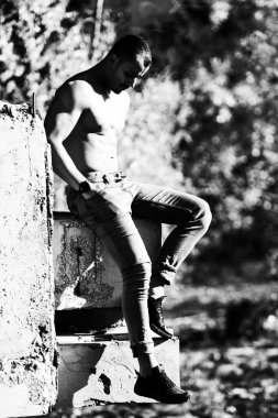 Harabelerde İyi Eğitilmiş Vücudunu Gösteren Genç Fiziksel Formda Bir Adamın Portresi - Kas Sporcusu Açık Hava Egzersizlerinden sonra Vücut Geliştirme Modeli