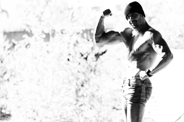 Egészséges Fiatalember Álló Erős Rugalmas Izmok Romokban Izom Athletic Bodybuilder — Stock Fotó