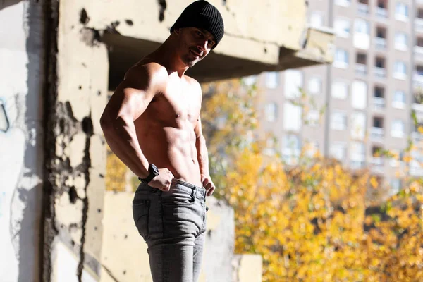 신체적으로 남자의 초상화 근육질 보디빌더 Fitness Model Posing Exercises Outdoor — 스톡 사진