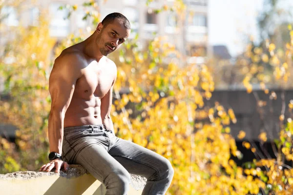 Gesunder Junger Mann Sitzt Starke Muskeln Ruinen Muskulöser Athletischer Bodybuilder — Stockfoto