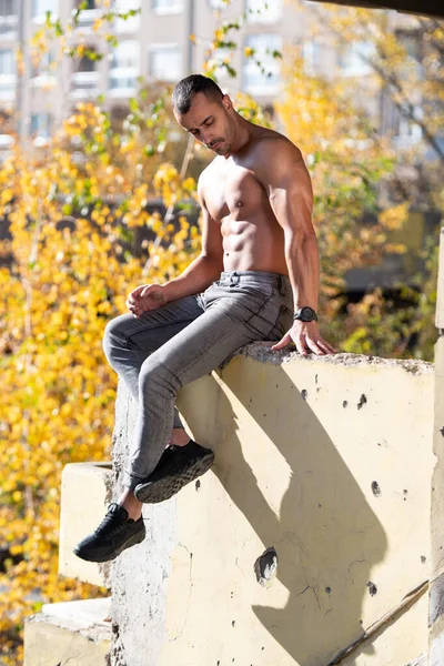 Portret Młodego Sprawnego Fizycznie Mężczyzny Pokazuje Swoje Dobrze Wyszkolone Ciało — Zdjęcie stockowe