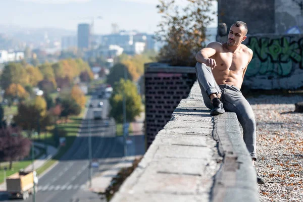 Healthy Young Man Sitting Strong Flexing Muscles Old Rooftop Muscular — Stock Photo, Image