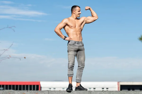 Zdrowy Młody Człowiek Stojący Silny Flexing Muscles Starym Dachu Muscular — Zdjęcie stockowe