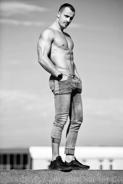 健康な若い男は 古い屋根の上に強い曲げ筋肉を立って 筋肉運動体ビルダーフィットネスモデルは 屋外にポーズ — ストック写真