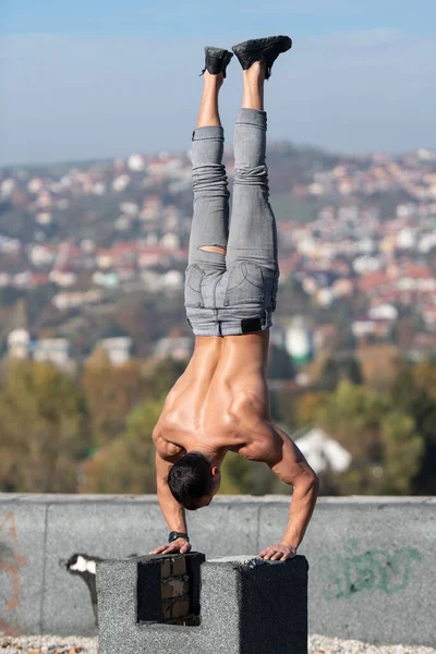 Przystojny Mężczyzna Utrzymujący Równowagę Rękach Starym Dachu Muscular Athletic Bodybuilder — Zdjęcie stockowe