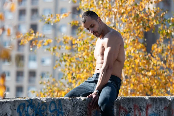 Gesunder Junger Mann Der Starke Muskeln Auf Altem Dach Spannt — Stockfoto