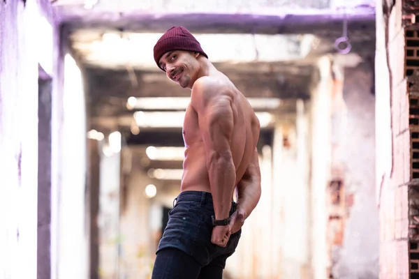 남자가 근육질의 근육질 근육질 보디빌더 — 스톡 사진