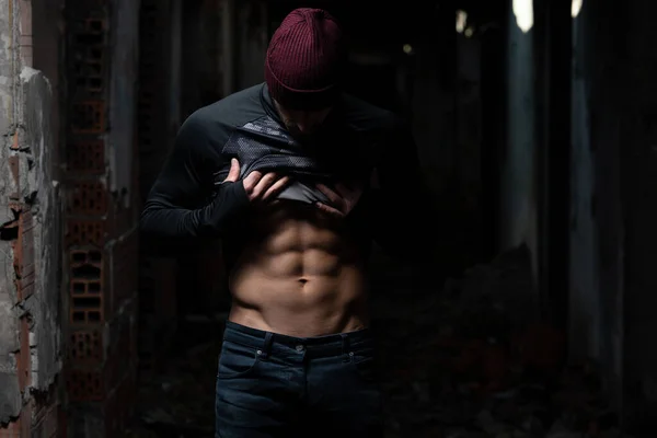 Winter Hat Long Sleeve Shirt Standing Strong Flaging Abs Muscles — 스톡 사진