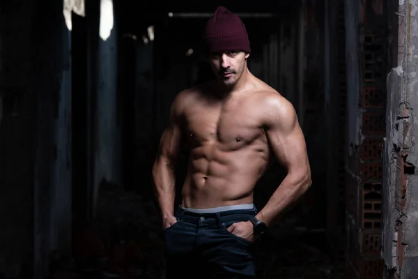 Gezonde Jongeman Staande Sterke Flexspieren Ruïnes Musculaire Atletische Bodybuilder Fitness — Stockfoto