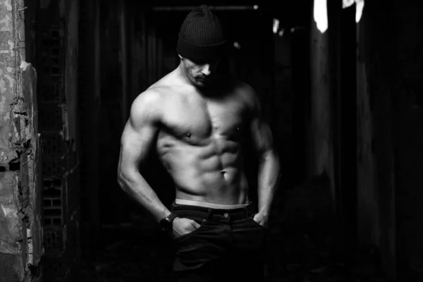 Przystojny Młody Człowiek Stojący Silny Zewnątrz Flexing Muscles Ruins Muscular — Zdjęcie stockowe