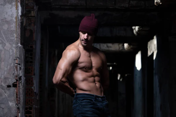 Gesunder Junger Mann Der Starke Muskeln Anspannt Muskulöser Athletischer Bodybuilder — Stockfoto