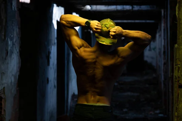 Здоровый Молодой Человек Шляпе Стоит Сильный Сгибание Мышц Руинах Мускулистый — стоковое фото