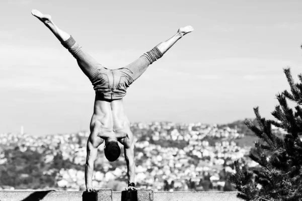 Schöner Mann Der Auf Dem Dach Das Gleichgewicht Hält Muskulöser — Stockfoto