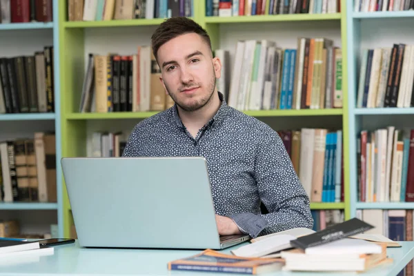 Porträt Eines Attraktiven Schülers Der Mit Einem Laptop Der Bibliothek — Stockfoto