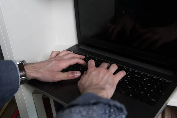Κοντινό Πλάνο Εικόνα Του Ανθρώπου Χέρια Πληκτρολογώντας Φορητό Υπολογιστή Πληκτρολόγιο — Φωτογραφία Αρχείου