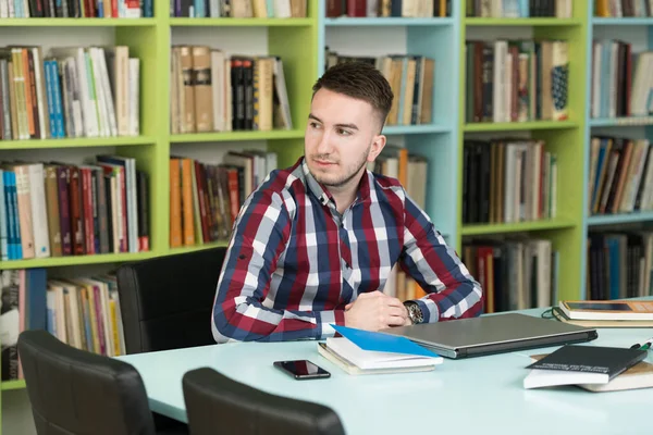 Biblioteket Stilig Manlig Student Med Bärbar Dator Och Böcker Arbetar — Stockfoto