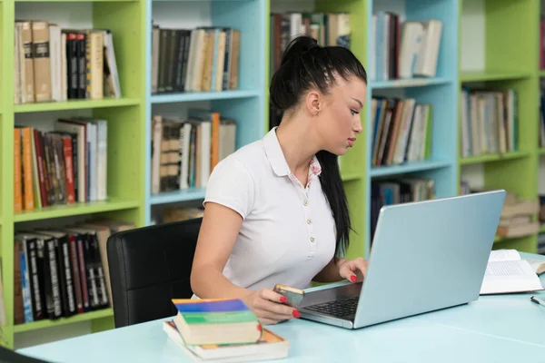 Eleven Förbereder Examen Och Lärdomar Skolbiblioteket Att Göra Forskning Laptop — Stockfoto