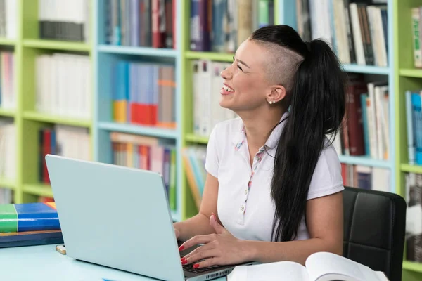 Biblioteket Vacker Kvinnlig Student Med Bärbar Dator Och Böcker Arbetar — Stockfoto