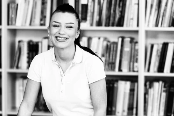 Vacker Kvinnlig Student Med Böcker Som Arbetar Ett Gymnasiebibliotek — Stockfoto