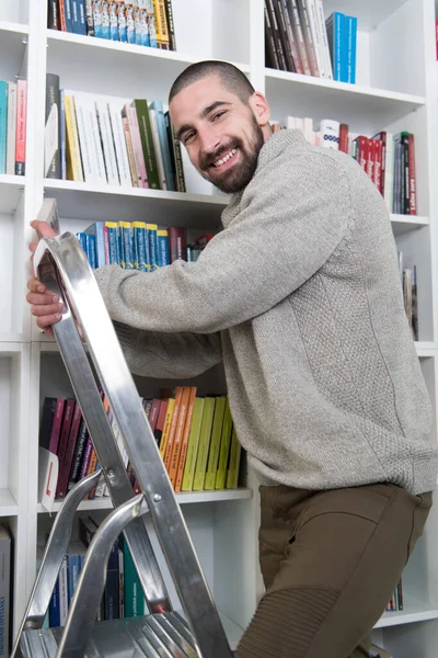Handsome Man Staande Bibliotheek Ladder Student Preparing Exam Learning Lessons — Stockfoto