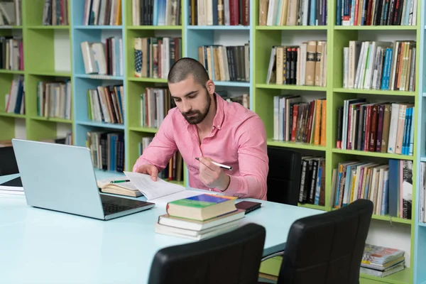 Stilig Man Sitter Vid Ett Skrivbord Biblioteket Laptop Och Arrangör — Stockfoto