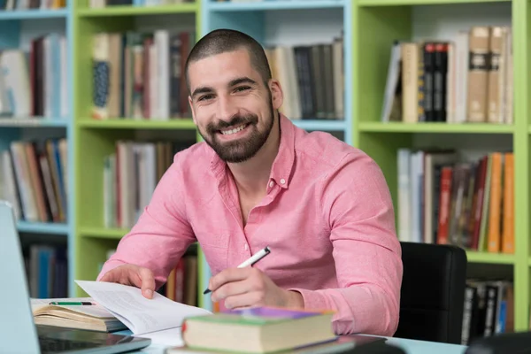 Kütüphanede Dizüstü Bilgisayarı Kitapları Olan Yakışıklı Bir Erkek Öğrenci Üniversite — Stok fotoğraf