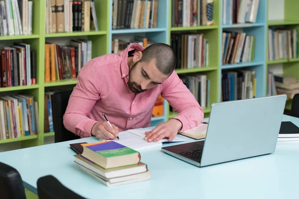 Biblioteca Hombre Guapo Estudiante Con Ordenador Portátil Libros Que Trabajan — Foto de Stock