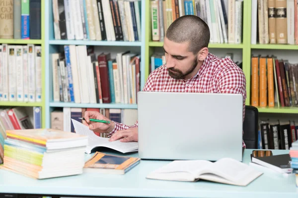 Sınav Hazırlama Dersler Okul Kütüphanesinde Öğrenme Laptop Gözat Internet Üzerinde — Stok fotoğraf
