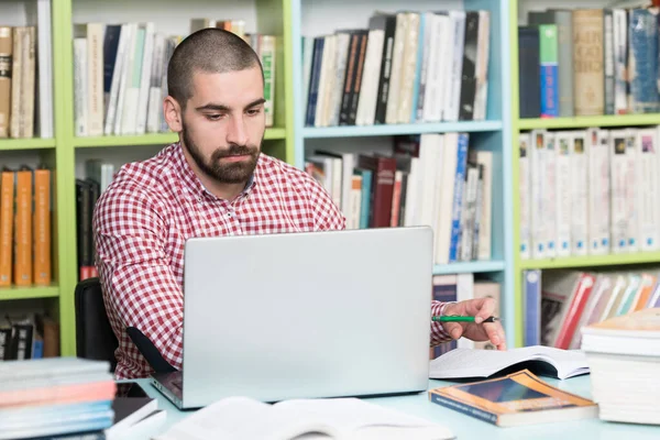 Bibliotheek Knappe Mannelijke Student Met Laptop Boeken Werken Een Middelbare — Stockfoto