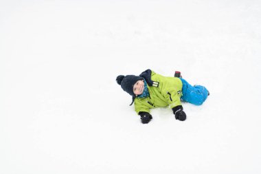 Ormanda Tatilde Taze Karla Oynayan Çocuk