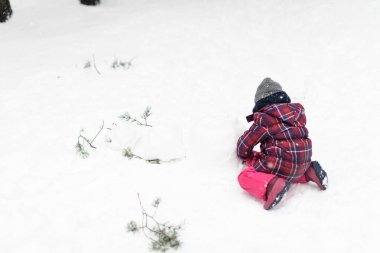 Tatildeyken Ormanda Karda Oynayan Kız