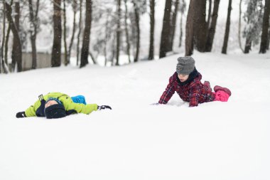 İki Sevimli Genç Kardeş Güzel Kış Parkı 'nda Birlikte Eğleniyorlar