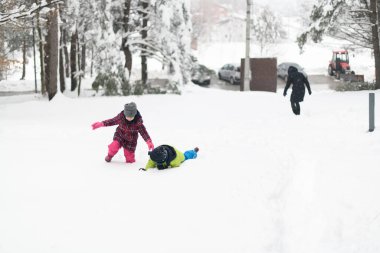 Borhter ve Kız Kardeş Güzel Kış Parkı 'nda Birlikte Eğleniyorlar