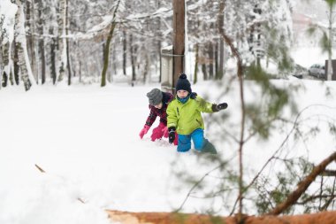 Borhter ve Kız Kardeş Güzel Kış Parkı 'nda Birlikte Eğleniyorlar