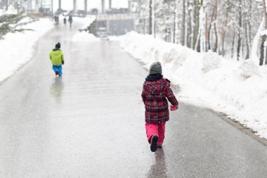 Borhter ve Kız Kardeş Güzel Kış Parkı 'nda Birlikte Eğleniyorlar