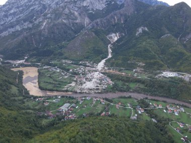 Jablanica, Donja Jablanica, Bosna-Hersek - 4 Ekim 2024: Yıkıcı Heyelan ve Sel Altının Havadan Görünümü