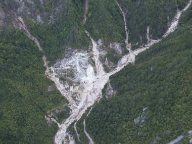 Jablanica, Donja Jablanica, Bosna-Hersek - 4 Ekim 2024: Yıkıcı Heyelan ve Sel Altının Havadan Görünümü