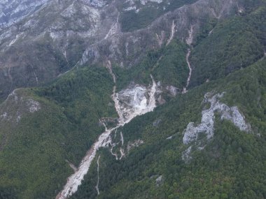 Jablanica, Donja Jablanica, Bosna-Hersek - 4 Ekim 2024: Yıkıcı Heyelan ve Sel Altının Havadan Görünümü