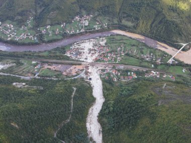 Jablanica, Donja Jablanica, Bosna-Hersek - 4 Ekim 2024: Yıkıcı Heyelan ve Sel Altının Havadan Görünümü