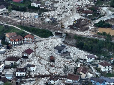 Jablanica, Donja Jablanica, Bosna-Hersek - 4 Ekim 2024: Yıkıcı Heyelan ve Sel Altının Havadan Görünümü