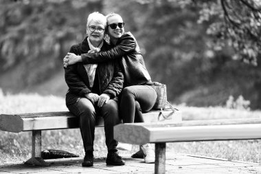 Gri saçlı bir son sınıf öğrencisi ve kızı sonbahar güneşinin tadını çıkarıyorlar. Rahat ve rahat günlerini yansıtıyorlar