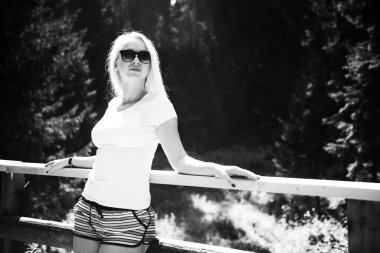 Bir Kadının Huzurlu Sahnesi Köprü Parmaklıklarına Karşı Dinleniyor