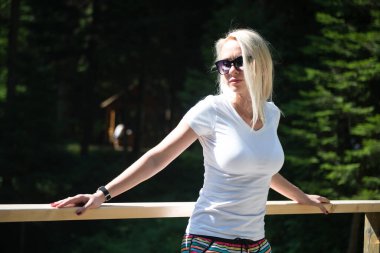 Güneş ışığının altındaki küçük bir köprüde mola veriyoruz.