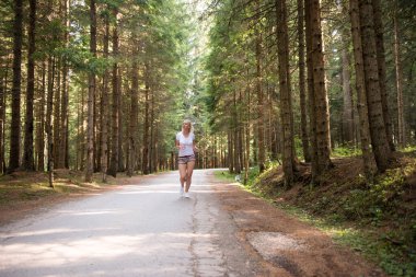 Geniş açık alanlar ve yeşilliklerle Orman yolunda koşmak