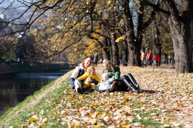 Güzel bir sonbahar ortamında sevgi dolu bir ailenin portresi