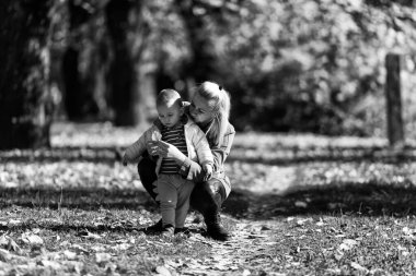 Annesine destek olan, Sonbaharda Küçük Çocuk 'la Aile Anı