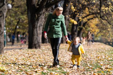 Anne ve Oğulla Güzel Yürüyüş Sonbahar Parkı Manzarası