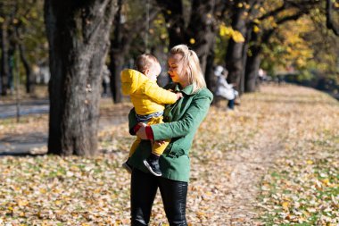 Anne ve oğlunun birlikte poz verdiği güzel bir sonbahar anı.